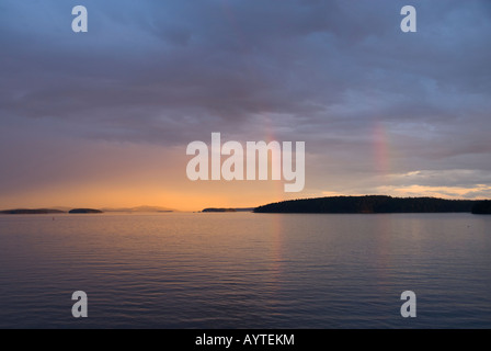 Un doppio arcobaleno oltre lo stretto di Georgia, British Columbia. Foto Stock