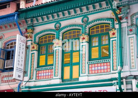 Finestre con persiane sulla seconda storia appartamento in Singapore Foto Stock