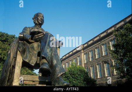 Statua di Lecky Trinity College Dublin city center Eire Irlanda EU Europe Foto Stock