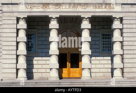 Colonne e la facciata anteriore della National Gallery of Ireland Upper Merrion Street Dublin city center Eire Irlanda EU Europe Foto Stock