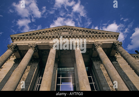 La dedizione al popolo tedesco sull'architrave del Reichstag a Berlino Germania Europa Foto Stock