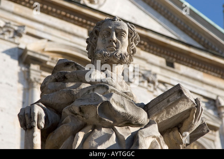 Uno dei dodici Apostoli, San Pietro e la chiesa di St Paul, Cracovia Foto Stock