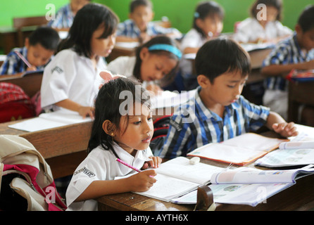 Indonesia: Alunni di una scuola elementare cattolica a Makassar, isola Sulawesi Foto Stock