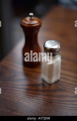 Sale e pepe su una tavola di legno Foto Stock