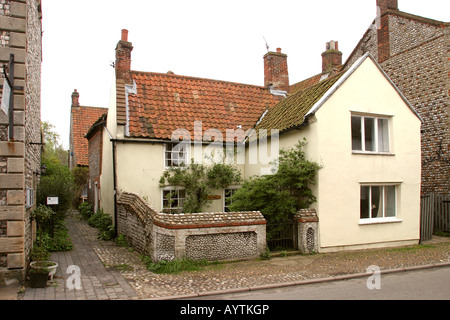 Norfolk Cley accanto il mare high street cottage e vicolo Foto Stock