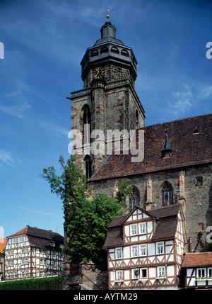 Marktplatz mit Fachwerkhaeusern und Marienkirche in Homberg (Efze), Hessisches Bergland, Assia Foto Stock