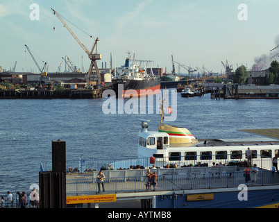 Blick ueber die Landungsbruecken zum Hamburger Hafen, Hamburg-Sankt Pauli, Elba Foto Stock