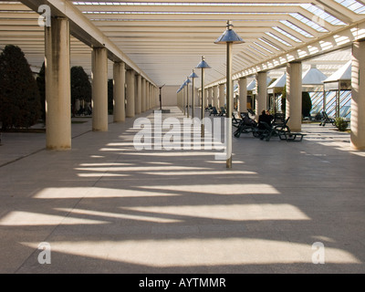 Il giardino sul tetto e la zona fumatori a aeroport de Son Sant Joan Mallorca Foto Stock