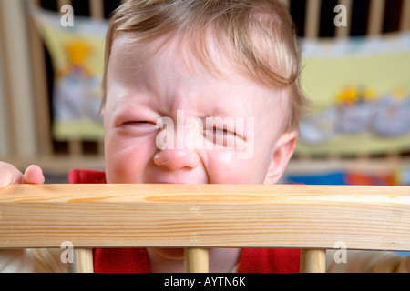 Un anno vecchio ragazzo urlando nel box Foto Stock