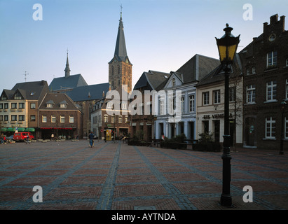 Marktplatz mit Buergerhaeusern und Pfarrkirche Sankt Peter und Paul in Straelen, Niederrhein, Renania settentrionale-Vestfalia Foto Stock