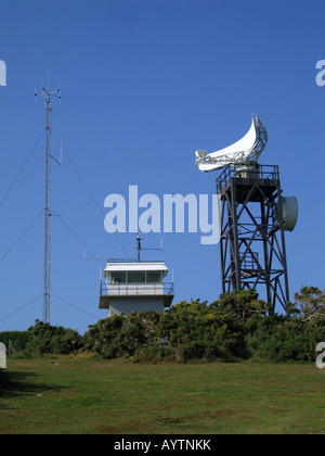 La torre e la parabola della stazione di guardia costiera Fairlight Hastings Sussex England Regno Unito Foto Stock