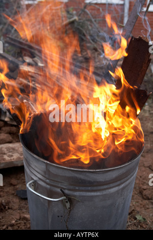 Giardino braciere inceneritore per bruciare domestici e rifiuti da giardino  in un ordinato ed efficiente Foto stock - Alamy