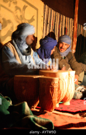 I musicisti suonano le percussioni in una tenda beduina a Merzouga Erg Chebbi, Marocco, Africa nord-occidentale Foto Stock