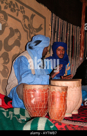 I musicisti suonano le percussioni in una tenda beduina a Merzouga Erg Chebbi, Marocco, Africa nord-occidentale Foto Stock