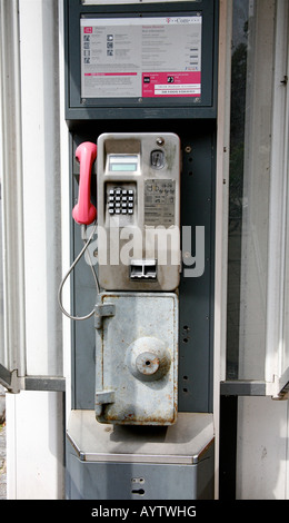 Una vecchia cabina telefonica si trova in cattivo stato Foto Stock