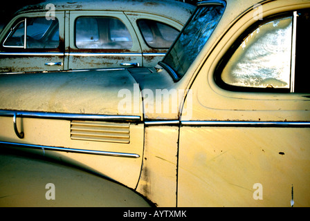 Vecchie automobili americane in scrapyard NEGLI STATI UNITI Foto Stock