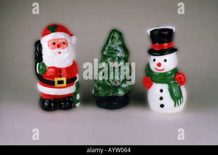 Babbo Natale pupazzi di neve e albero di Natale candele di cera Foto Stock