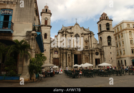 Cafe aperto nella parte anteriore di una chiesa più antica Avana Cuba Foto Stock