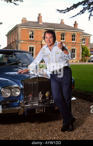 Engelbert Humperdinck a casa vicino a Leicester il cui autobiografia che s in un nome è presto per essere pubblicato a settembre 2004 Foto Stock