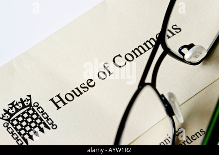 La lettera e la busta da un membro del Parlamento in seduta alla Camera dei Comuni nel Regno Unito con un paio di occhiali Foto Stock