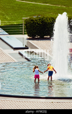 Giovani ragazze caucasica giocando in una fontana Foto Stock