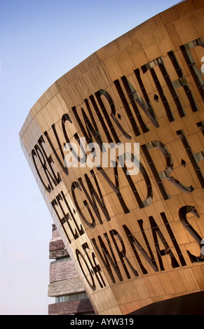 Il Wales Millennium Centre a CARDIFF BAY WATERFRONT Foto Stock