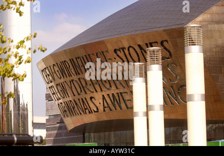 Il Wales Millennium Centre a CARDIFF BAY WATERFRONT Foto Stock