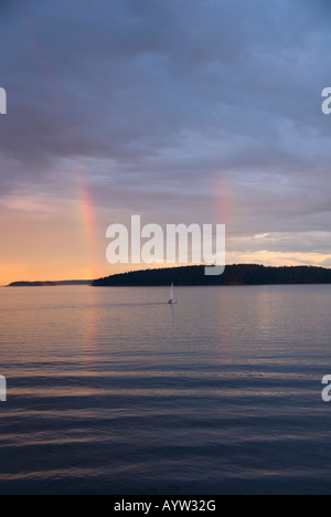 Un doppio arcobaleno oltre lo stretto di Georgia, British Columbia. Foto Stock