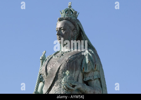 Elencato Grade two statua della regina Victoria vicino la chiesa di San Giovanni che si trova a Greenhill a Weymouth,Dorset Foto Stock