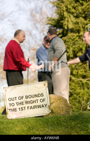 Gli uomini stringono le mani su di un campo da golf in Inghilterra, Regno Unito Foto Stock