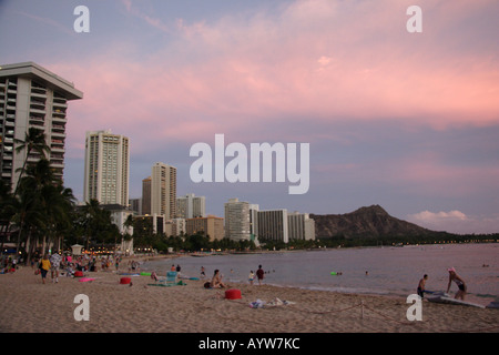 Tramonto sulla spiaggia di Waikiki Hawaii Foto Stock