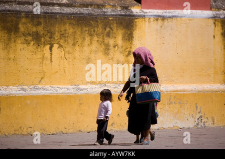 Maya di donna con Childreen passeggiate Foto Stock
