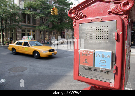 Chiamata di emergenza box a Manhattan Foto Stock