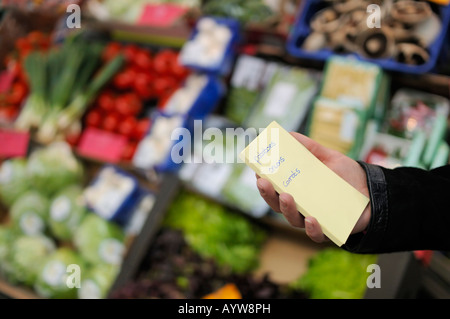 30 qualcosa di donna con la lista della spesa Foto Stock