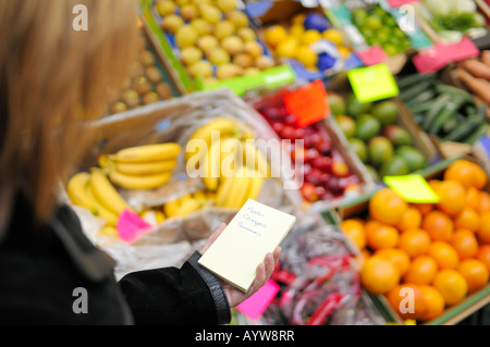 30 qualcosa di donna con la lista della spesa Foto Stock