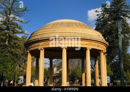 Mattina pendolari a Templo de la Musica nel Parque Morazan San Jose Costa Rica Foto Stock