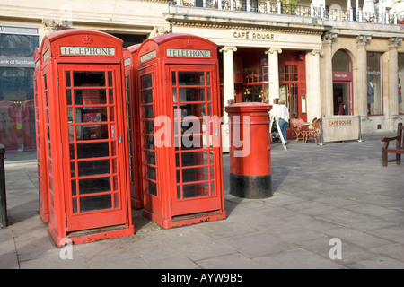 Gruppo di red cabine telefoniche e casella postale Promenade CHELTENHAM REGNO UNITO Foto Stock