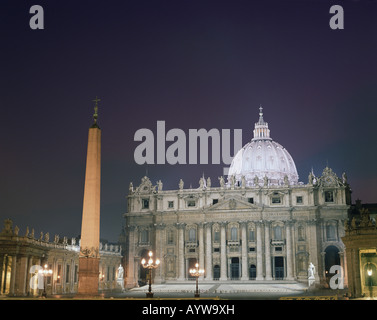 La cupola di San Pietro e Città del Vaticano al crepuscolo IN ROMA, ITALIA Foto Stock