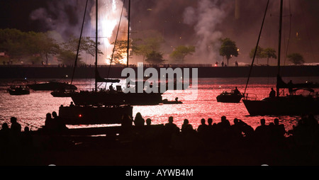 Il 4 luglio i fuochi d'artificio sul lago a Milwaukee, WI. Foto Stock