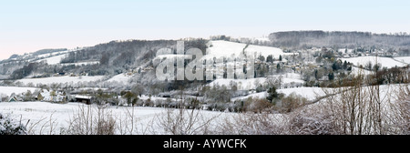 La mattina presto la neve giacente sul villaggio Costwold di Slad, Gloucestershire Foto Stock