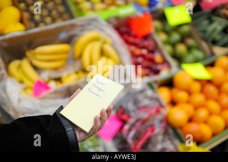 30 qualcosa di donna con la lista della spesa Foto Stock