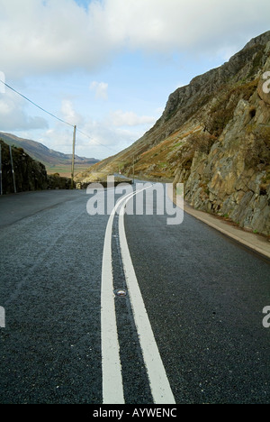 Doppia bianca linee al centro dell'A5 a Londra a Holyhead Road nel Nant Ffrancon passano in Snowdonia Galles del Nord Foto Stock