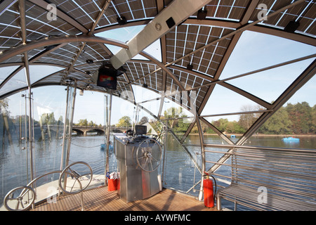 Alimentato con energia solare barca sul lago a serpentina in Hyde Park a Londra REGNO UNITO Foto Stock