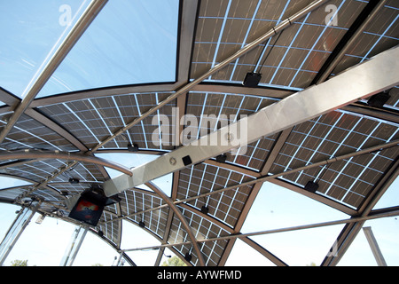 Alimentato con energia solare barca sul lago a serpentina in Hyde Park a Londra REGNO UNITO Foto Stock