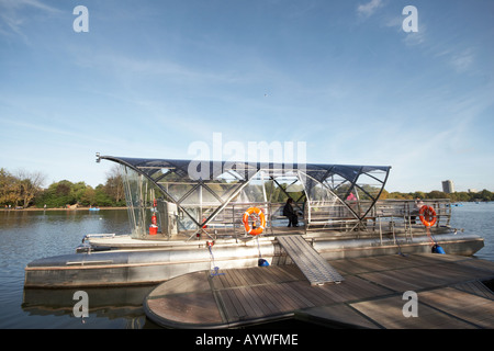 Alimentato con energia solare barca sul lago a serpentina in Hyde Park a Londra REGNO UNITO Foto Stock