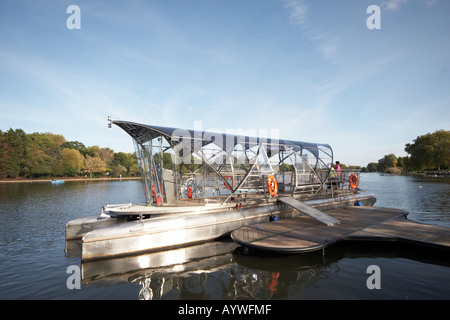 Alimentato con energia solare barca sul lago a serpentina in Hyde Park a Londra REGNO UNITO Foto Stock