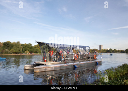 Alimentato con energia solare barca sul lago a serpentina in Hyde Park a Londra REGNO UNITO Foto Stock