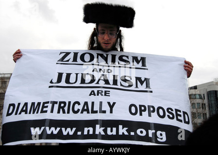 Gli ebrei ortodossi membri di Neturei Karta International ebrei contro Zionismat fermare la guerra demo Foto Stock