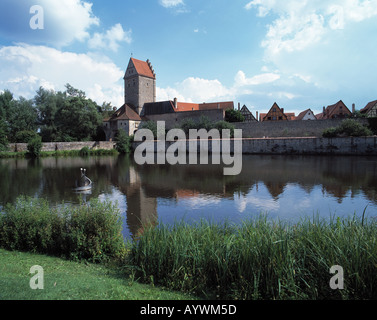 Stadtmauerpartie mit Rothenburger Tor und Rothenburger Weiher a Dinkelsbuehl, Woernitz, Mittelfranken, Bayern Foto Stock