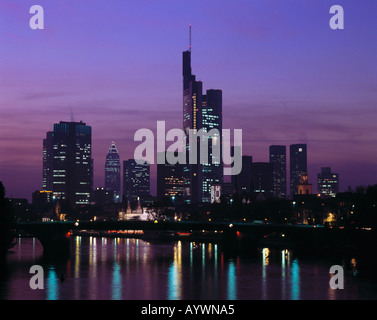 Panoramaaufnahme der Skyline Bankenviertel mit Messeturm bei Nacht, Frankfurt am Main, Assia Foto Stock